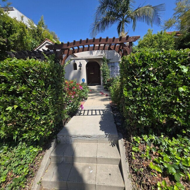 Building Photo - Warm & Welcoming Home Near Melrose with Room to Live, Work & Create