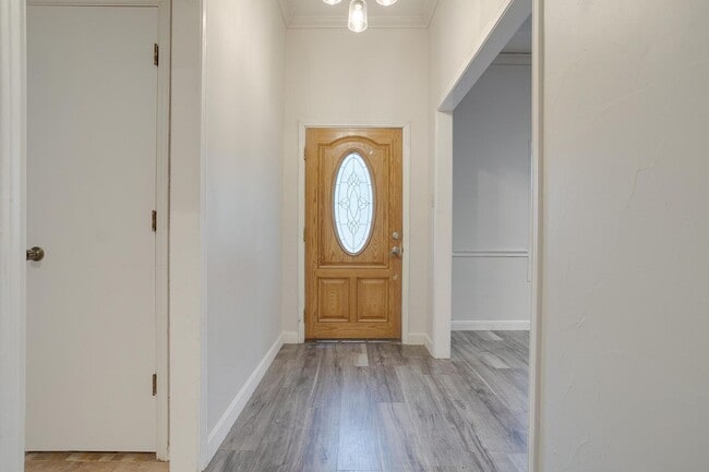 Building Photo - Beautiful 3 Bed, 2 Bath Home in Well Established Holiday West Neighborhood W /Pool and Pool Servi...