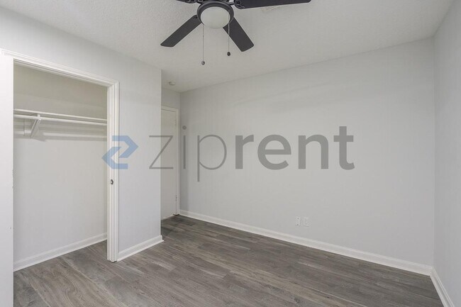 Building Photo - Unit