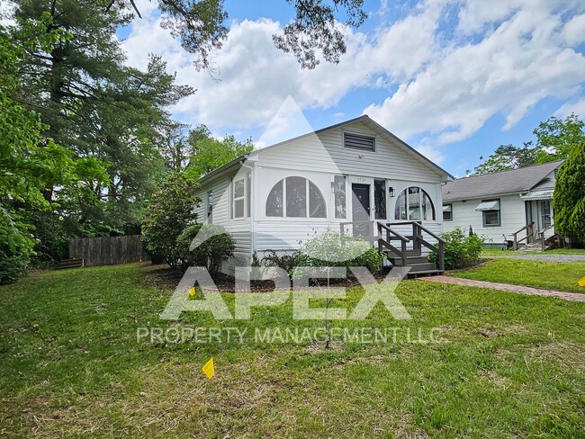 Building Photo - Charming 3Bd/2 Ba Renovated Craftsman Styl...