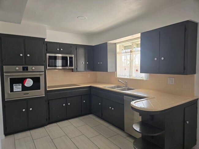 Building Photo - Cozy 3 bed, 2 bath home in Phoenix, No HOA!