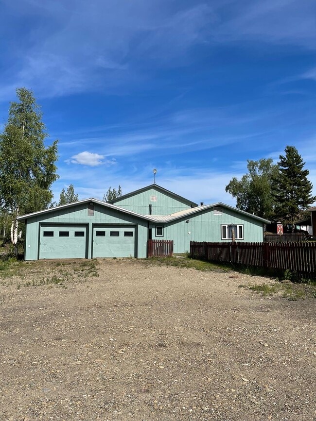 Building Photo - Huge 5 Bed / 3 Bath w/ 2 Car Garage