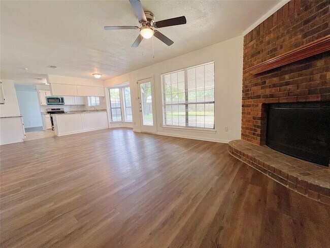 Building Photo - 616 Valley Spring Dr