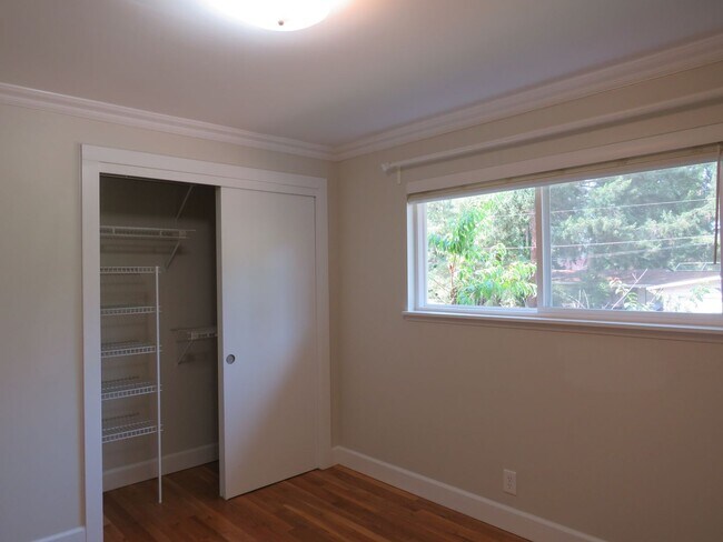 Building Photo - Bellevue Robinswood Mid Century 4bed/3bath Tri-Level $3800.00