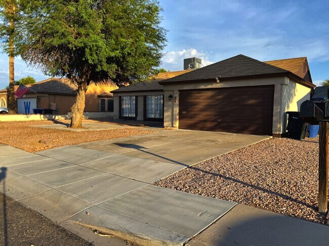 Building Photo - LARGE REMODELED 4BR 2BA HOUSE WITH GARAGE, GRANITE COUNTERS, BUILT-IN BREAKFAST BAR, TILE FLOORS