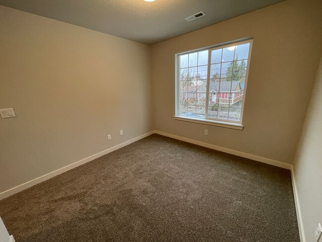 Building Photo - Modern 3b/2ba Energy Star Certified Home I...