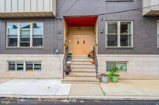 Building Photo - 714 N Chadwick St