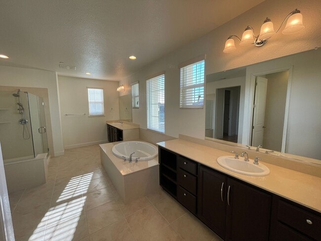 Building Photo - 2024 Newcastle Dr