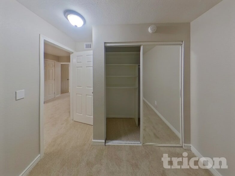 Building Photo - 1128 E Jensen St