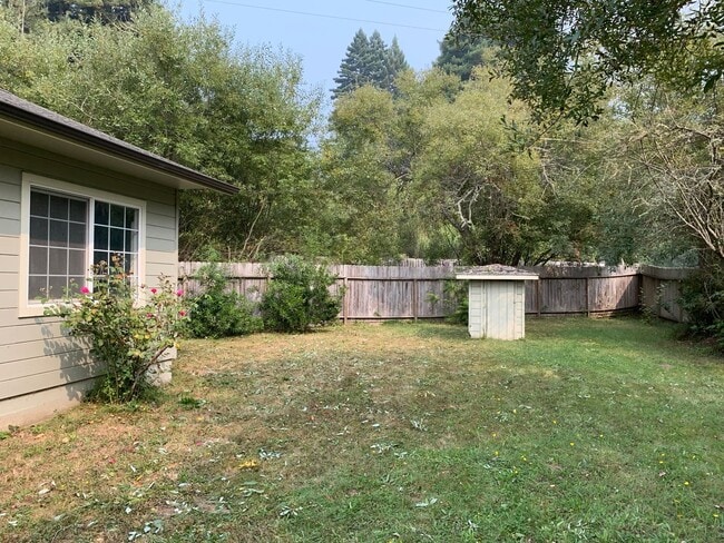 Building Photo - 3 Bedroom, PET FRIENDLY House in Fieldbrook