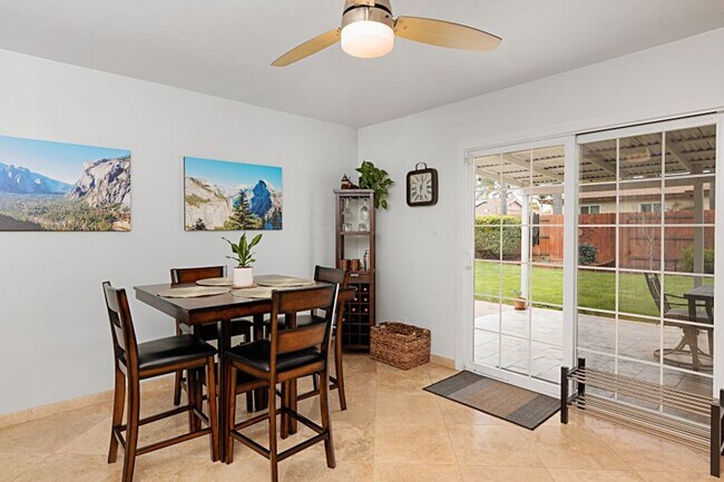 Building Photo - 3 bed 1.5 baths + 2 car garage with a larg...