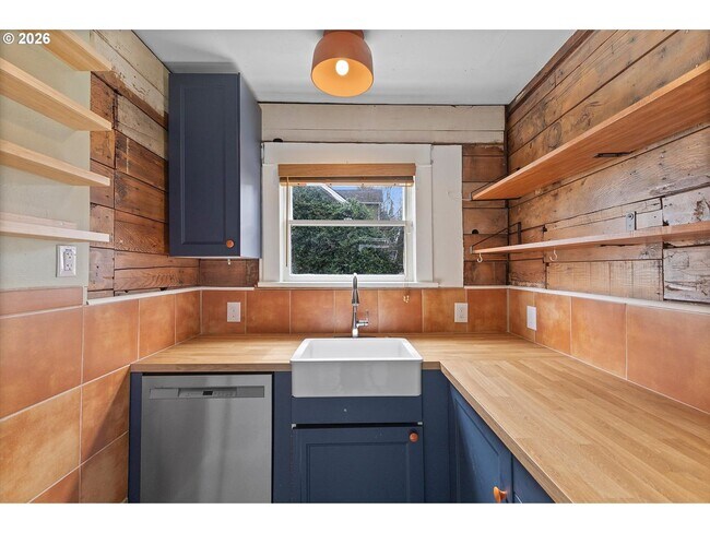 Building Photo - 4805 NE 110th Ave