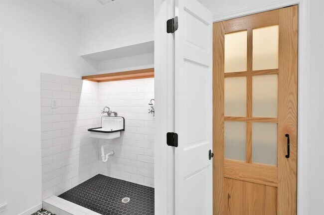 Building Photo - 35 Fernglen Dr