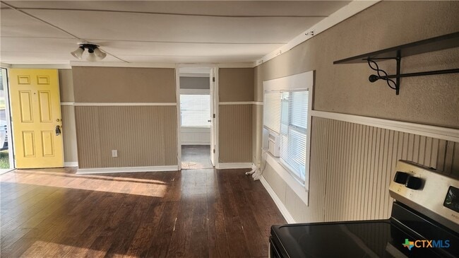 Building Photo - 206 E Reagan Ave