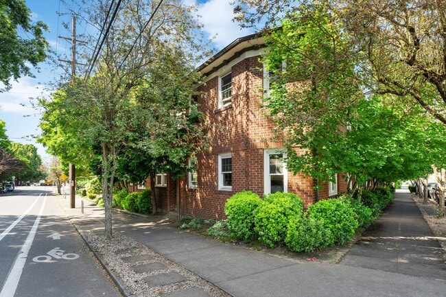 Building Photo - Bright 1 Bed condo in Kerns Neighborhood o...