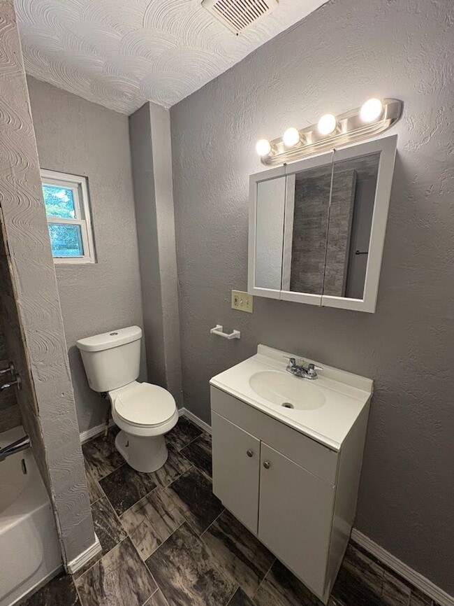 Building Photo - Three bedroom one bathroom home for rent