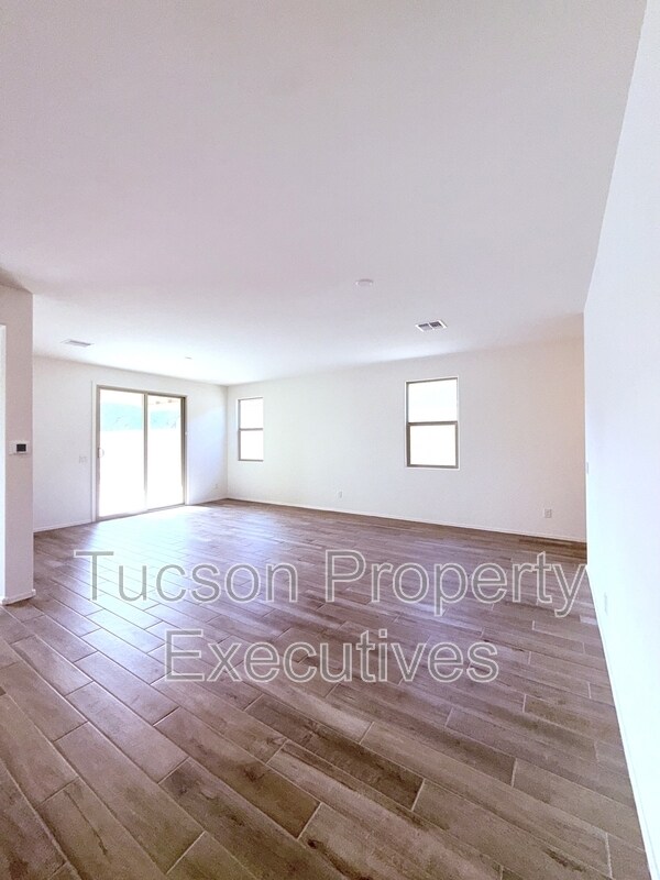 Building Photo - 9329 N Peridot Vis Ave