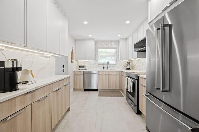 Building Photo - 511 Bayshore Dr