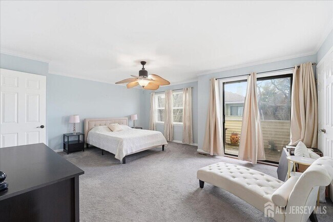 Building Photo - 2606 Trafalgar Square