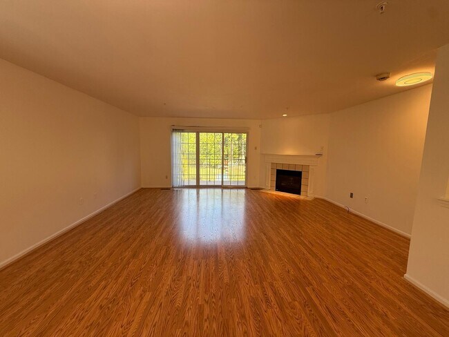Building Photo - 1372 Village Dr