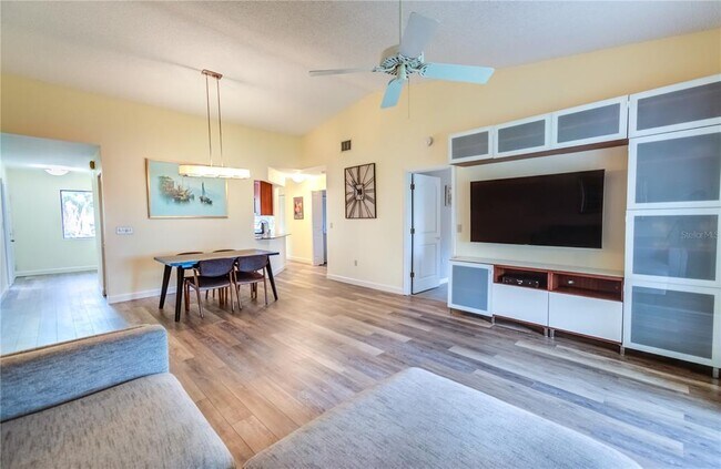 Building Photo - 600 Carriage House Ln