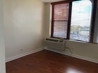 Building Photo - 345 E Eastgate Pl