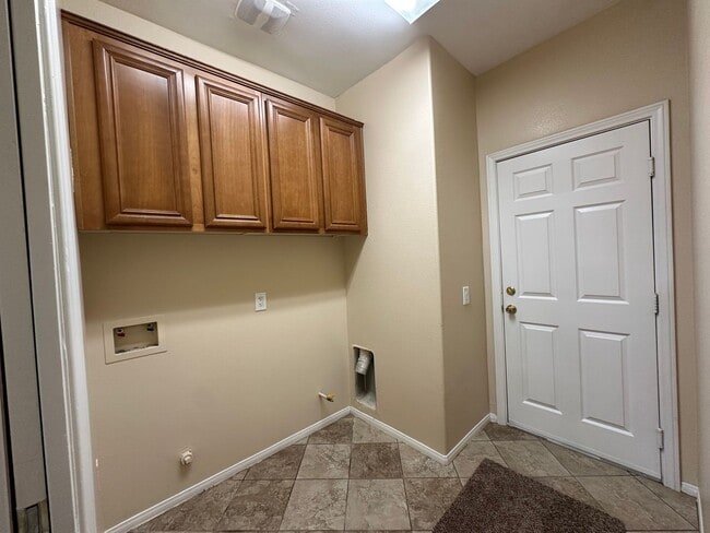 Building Photo - 3 Bedroom home in the beloved Joshua Tree area