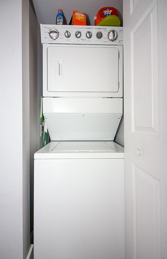 Building Photo - 2 Bedroom in Ukrainian Village /West Town / Noble Square - June 16th