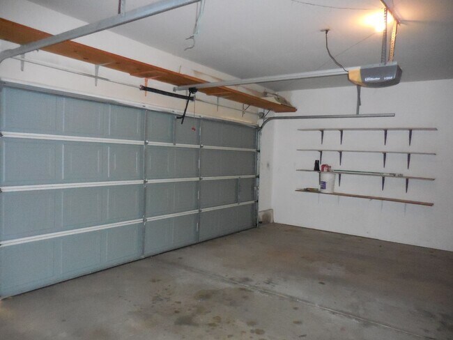 Building Photo - Spacious 2-Bedroom, 2-Bath Single-Story Du...