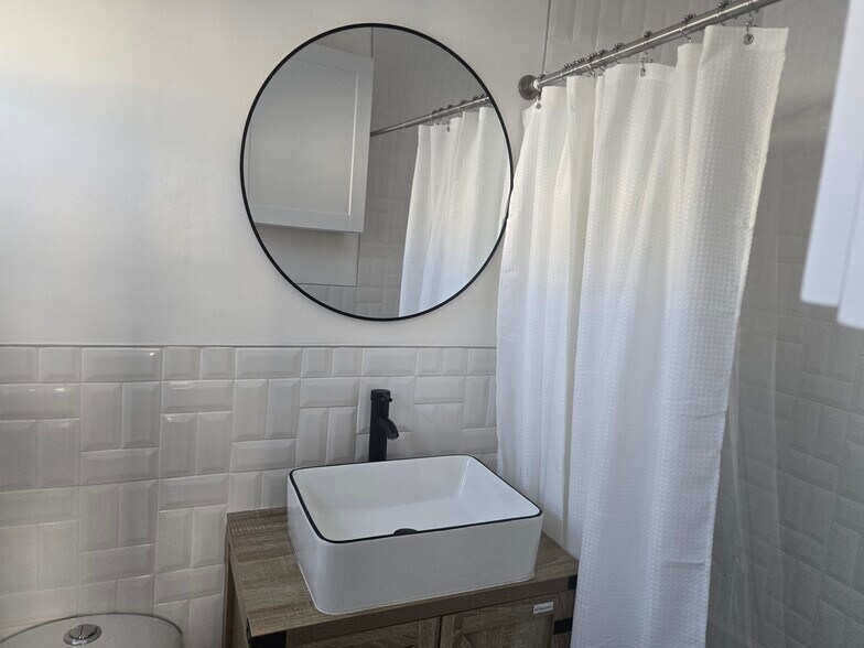 Building Photo - 7216 Waring Ave