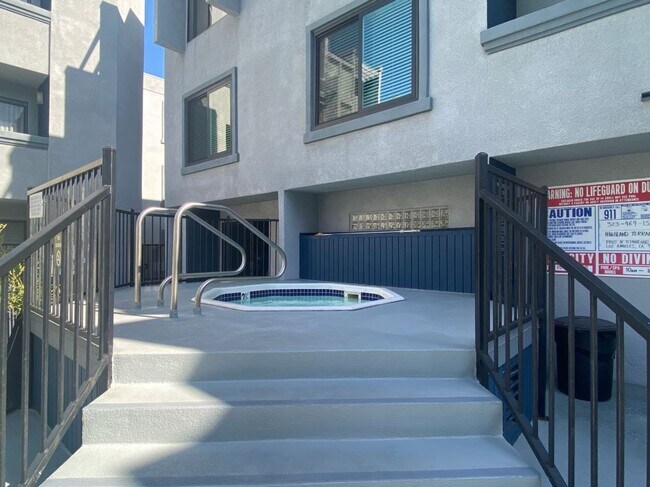Building Photo - Hollywood Luxury 2 Bed Condo!