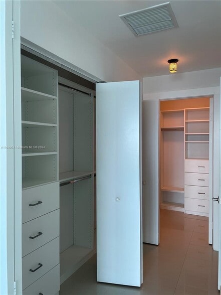 Building Photo - 900 Biscayne