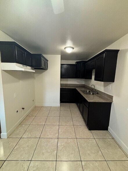 Building Photo - 705 E 52nd Pl