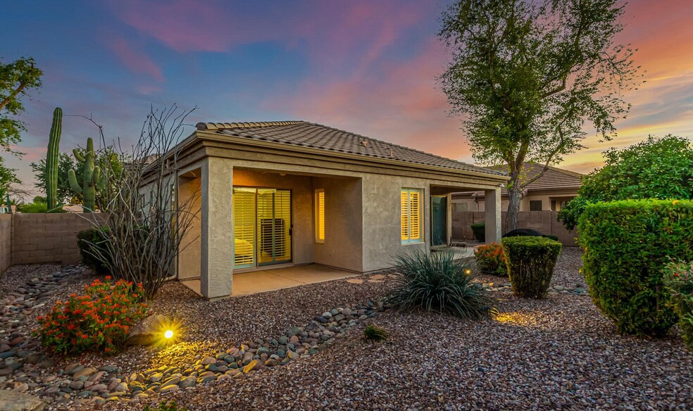 Building Photo - 892 W Raven Dr