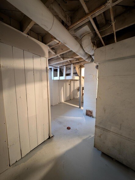 Building Photo - 305 South