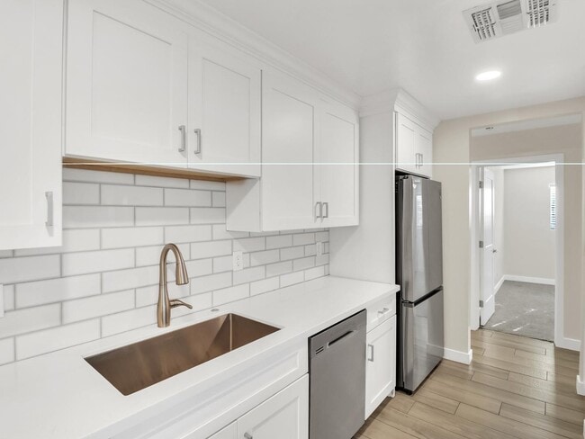 Building Photo - 544 W 17th Pl