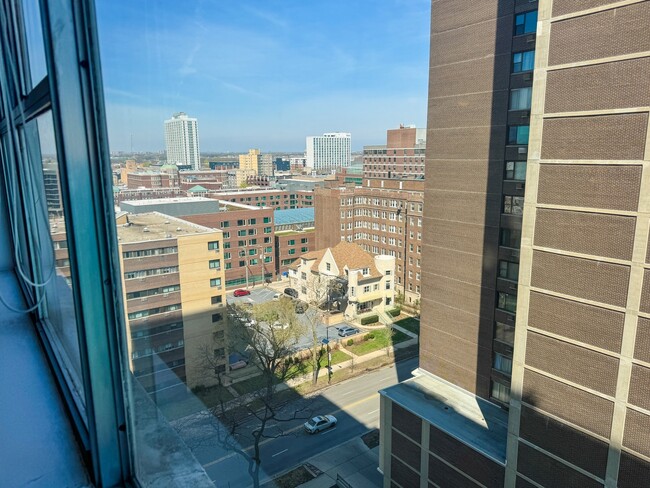 Building Photo - 6301 N Sheridan Rd