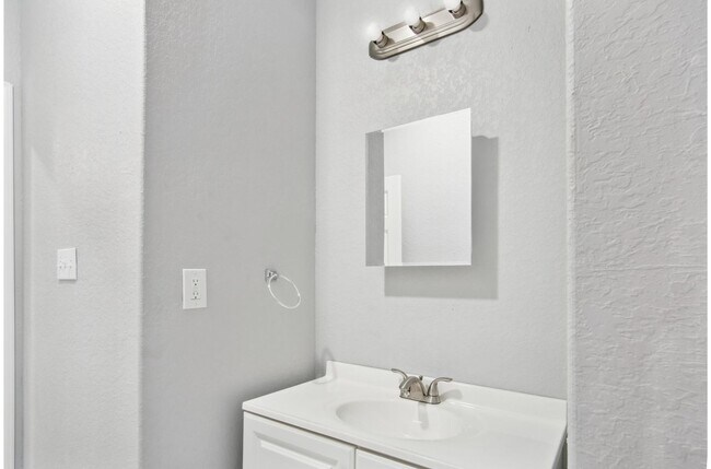 Building Photo - Charming and Modern Living Near Downtown San Antonio