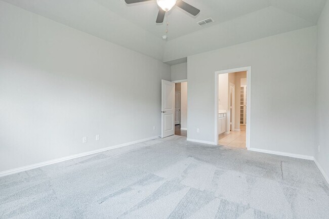 Building Photo - Stunning 3-bedroom, 2.5-bathroom with office.
