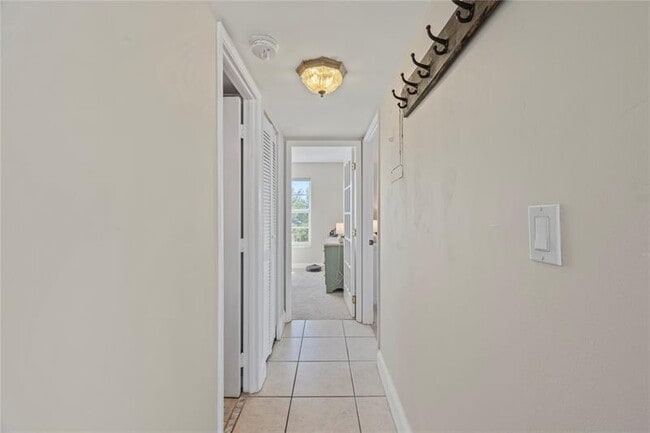 Building Photo - 2860 NE 14th St