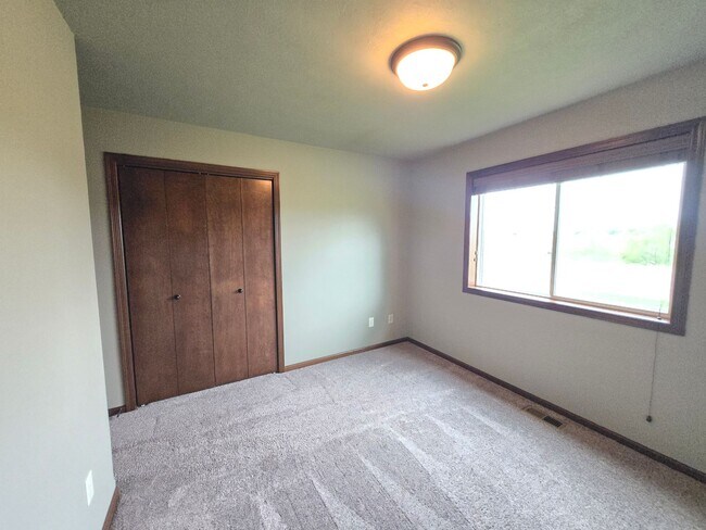 Building Photo - East Sioux Falls Twin Home