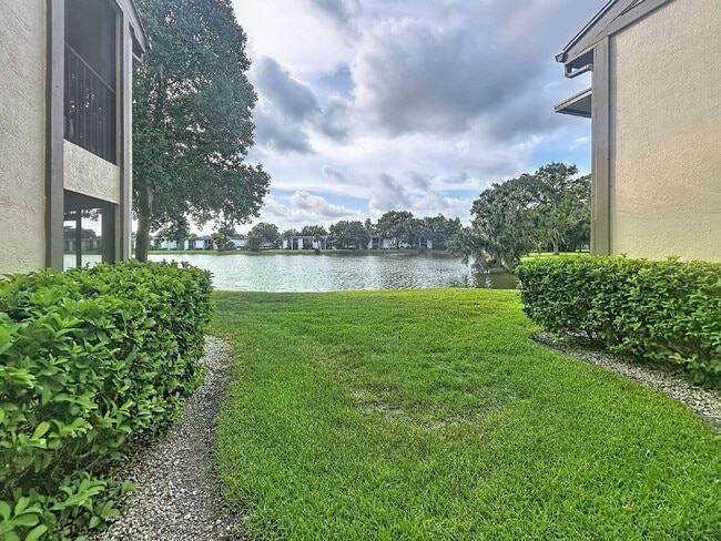 Building Photo - 217 Woodlake Wynde