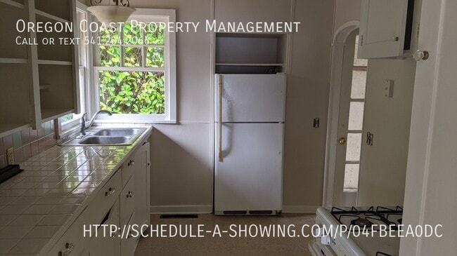 Building Photo - 4931 NE I Ave