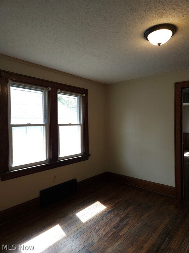 Building Photo - 578 Plum Ave