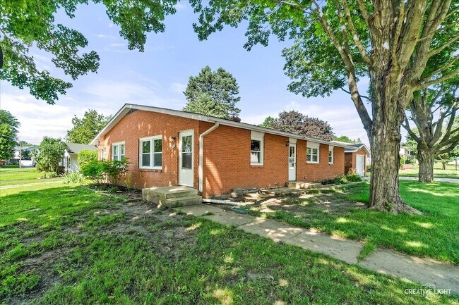 Building Photo - 1528 Oak Ln