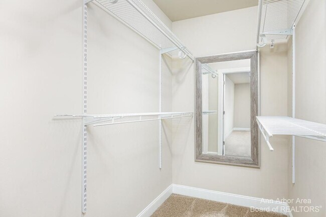 Building Photo - 2 Maple Vlg Ct
