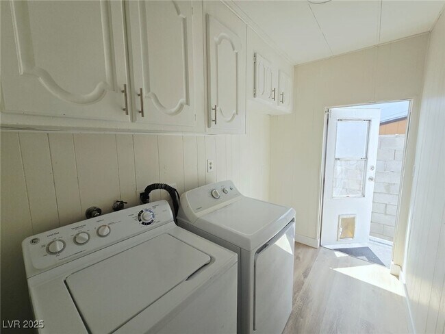 Building Photo - 220 Hopi Ln