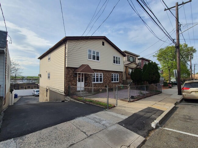 Building Photo - 1009 Liberty Ave