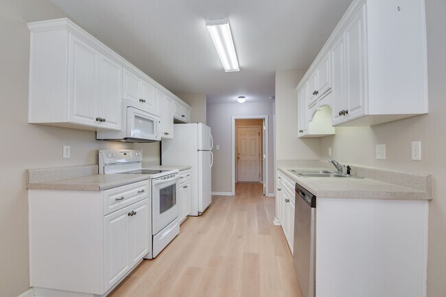 Building Photo - 1215 Pinnacle Dr