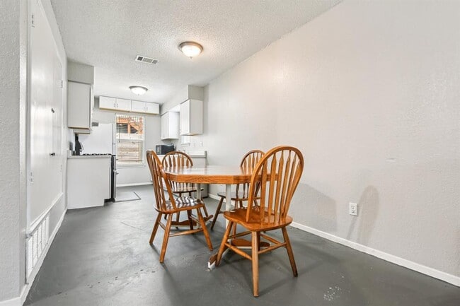 Building Photo - 8400 Sequoia Dr